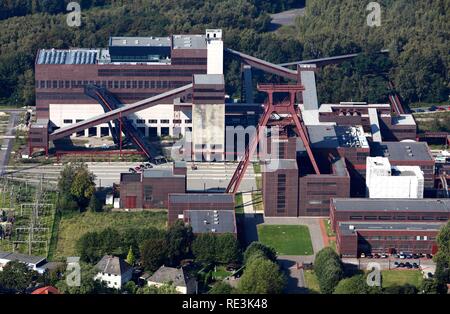 Zeche Zollverein miniera, Sito Patrimonio Mondiale dell'UNESCO, ex del carbone di impianto di lavaggio, ora Ruhrmuseum museum, torre di avvolgimento Foto Stock