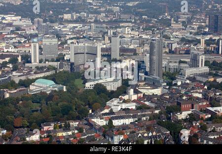 Città di Essen, Philharmonie opera house, in basso a sinistra, Aalto Theatre, RWE Tower edificio amministrativo, diritto, Essen Foto Stock