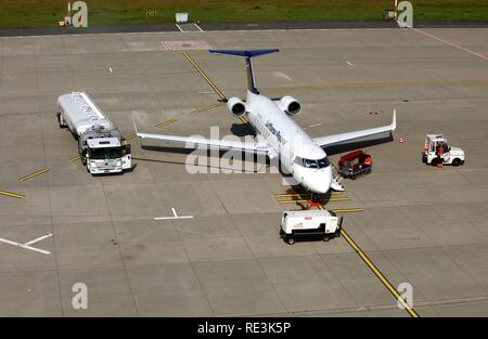 Dusseldorf Aeroporto Internazionale, Lufthansa piano regionale sull'asfalto, movimentazione, Bombardier CRJ200, Duesseldorf Foto Stock