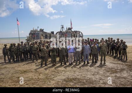 Provincia di Sabah, Malesia (nov. 13, 2016) senior leadership dal malese Forze Armate, militare DEGLI STATI UNITI E DEGLI STATI UNITI Embassy Kuala Lumpur stand con la Malaysia-le truppe degli Stati Uniti per dare un "Thumbs up" dopo l'esercizio finale di esercizio Tiger colpire 16 nov. 13, 2016. FINEX consisteva di un accordo bilaterale di assalto anfibio. La Malaysia-U.S. forze lanciato dall'USS Makin Island (LHD 8) in MV-22 Falchi Pescatori per un obiettivo area in cui hanno lavorato insieme per fissare un nemico posizione tenuta. Tiger Strike è un opportunità per la Malaysia e gli Stati Uniti le forze armate per rafforzare strutture militari partnersh Foto Stock