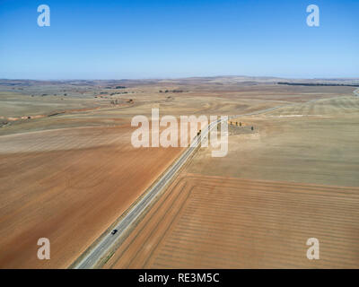Goyder autostrada passando attraverso il paesaggio rurale di raccolte di campi di grano vicino a Spalding Sud Australia Foto Stock