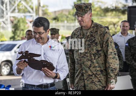 Stati Uniti Marine Col. Thomas Prentice, comandante per scopi speciali Air-Ground Marine Task Force - Comando Sud, presenta il presidente Juan Orlando Hernandez di Honduras con un'aquila, Globe, e placca di ancoraggio durante una cerimonia di congedo a bordo di Soto Cano Air Base, Honduras, nov. 10, 2016. La cerimonia è stata condotta per un addio ai marines e marinai di SPMAGTF-SC e riconoscere tutto il lavoro che hanno compiuto al fianco dei loro omologhi honduregna durante tutta la loro rotazione di sei mesi in America centrale. Foto Stock