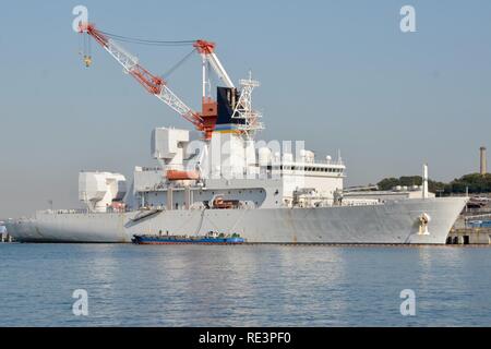 YOKOSUKA, Giappone (nov. 17, 2016) Il missile strumentazione gamma nave USNS Howard O. Lorenzen (T-AGM 25) siede pier-lato a le attività della flotta (FLEACT) Yokosuka. FLEACT Yokosuka fornisce, mantiene e gestisce servizi di base e servizi a sostegno del settimo della flotta di inoltro distribuito le forze navali, 83 comandi tenant e 24.000 militari e civili. Foto Stock