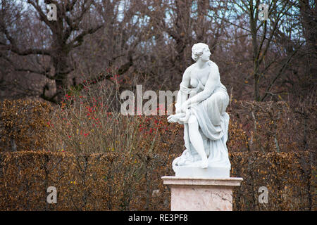 Bellissime statue di marmo per motivi di Schloss Schönbrunn Palace in inverno. Vienna, Austria. Foto Stock