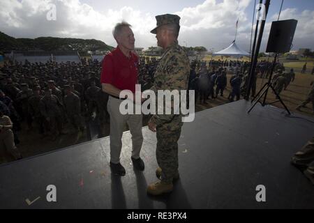 Il segretario della Marina Ray Mabus, scuote le mani con Col. Sean Killeen, Comandante, Marine Corps base Hawaii (MCBH) dopo una sessione di domande e risposte a Dewey Square a bordo MCBH, nov. 16, 2016. Mabus era in visita alle Hawaii per parlare con i Marines e marinai della base comune Harbor-Hickam perla e Marine Corps base Hawaii. Foto Stock