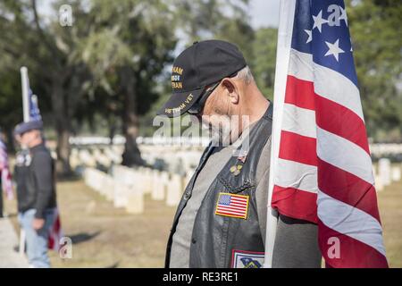 Un veterano reclina il capo durante la ghirlanda recante cerimonia di Beaufort Cimitero Nazionale, nov. 11. Quest'anno la Giornata dei veterani di cerimonia in onore del Vietnam e dei veterani di guerra coreana di presenze. Essi sono stati assegnati i perni commemorative e medaglie come un piccolo segno di apprezzamento per il loro servizio. Foto Stock