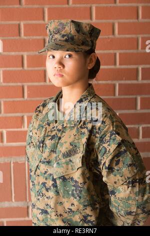 Pfc. Camma T. Vo, plotone 4041, Oscar Company, 4a reclutare battaglione di formazione, ha guadagnato la cittadinanza americana nov. 17, 2016 su Parris Island, S.C. Prima di guadagnare la cittadinanza, i candidati devono dimostrare la conoscenza della lingua inglese e il governo americano, mostrano un buon carattere morale e fare il giuramento di fedeltà per gli Stati Uniti Costituzione. Vo, dalla Napa Valley, California, originariamente dal Vietnam, è programmato per laurearsi nov. 18, 2016. ( Foto Stock