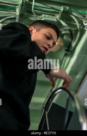 ANNAPOLIS, Md. (nov. 16, 2016) il guardiamarina quarta classe Giovanni Mcmahan, da Orlando, Florida, sorge il timoniere posizione durante una base corso di navigazione a bordo di un cantiere imbarcazione di pattuglia in Annapolis Md. l'Accademia Navale degli Stati Uniti offre diversi corsi di arte marinaresca e familiarizzazione di navigazione. Foto Stock