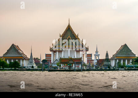 Il famoso punto di riferimento Wat Kalayanamitr sul Thonburi argine del fiume Chao Phraya, Bangkok, Thailandia. Foto Stock