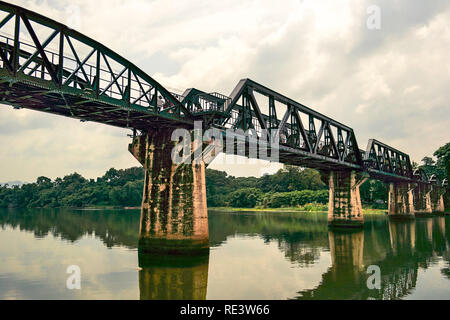 Il famoso ponte sul fiume Kwai, kanchanaburi, Thailandia. Parte della ferrovia Bruma o ferrovia della morte. Foto Stock