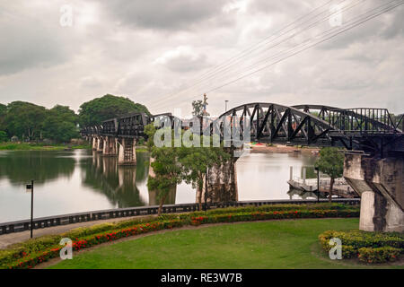 Il famoso ponte sul fiume Kwai, kanchanaburi, Thailandia. Parte della ferrovia Bruma o ferrovia della morte. Foto Stock