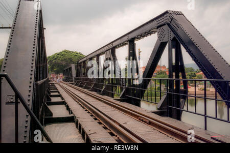 Il famoso ponte sul fiume Kwai, kanchanaburi, Thailandia. Parte della ferrovia Bruma o ferrovia della morte. Foto Stock