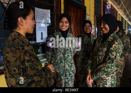 Provincia di Sabah, Malesia (11 novembre 2016) - Petty Officer 1. Classe Luisa Asuncion, un ospedale corpsman, colloqui con Malaysian Forze Armate medics durante l'esercizio Tiger Strike 2016 nella provincia di Sabah, Malesia, nov. 11. Gli Stati Uniti e di Malaysian professionisti medici costruito un cameratismo da discutere di medici e le affinità e le differenze culturali delle due nazioni hanno. Asuncion è con il combattimento il battaglione della logistica 11 e MAF i medici sono con il 7° Battaglione, Royal Reggimento Malay. Foto Stock