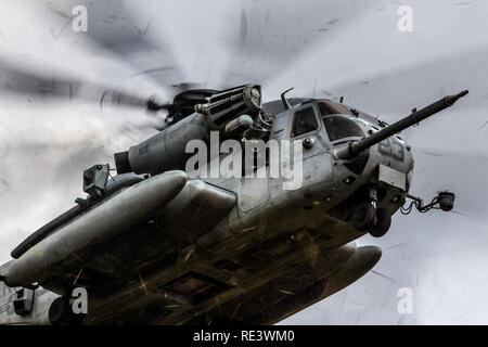 Provincia di Sabah, Malesia (11 novembre 2016) - Un CH-53E Super Stallion si prepara a terra durante la fase di esercizio Tiger Strike 2016 nella provincia di Sabah, Malesia, nov. 11. Tiger colpire 16 è un esercizio di bilaterali tra la Makin Island anfibio gruppo pronto/xi Marine Expeditionary Unit e malese delle forze armate concepite per migliorare la comunicazione e il coordinamento e aumentare la prontezza di combattimento nel contesto di un patto di stabilità e sicurezza nella regione. Lo Stallone e il suo equipaggio sono con Marine mezzo squadrone Tiltrotor 163 (rinforzato). Foto Stock