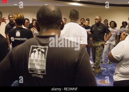 Comandante Sergente Damian D. Cason parla di Thurgood Marshall College Fund Leadership Institute i partecipanti dopo una mattina allenamento di routine presso il Washington Hilton a Washington D.C., nov. 20, 2016. Marines di ospitare eventi come gli allenamenti e le discussioni per la TMCF come un modo di restituire alla comunità e forma diverse giovani leader. Centinaia di studenti provenienti da circa gli Stati Uniti si raccolgono per la TMCF per l opportunità di imparare da esperti uomini e donne che hanno salito dallo stesso retroterra culturale. Cason è la diversità capo per l'Ufficio di diversità in Marine Corps Recruiting abo di comando Foto Stock