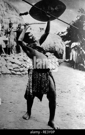 Un 1934 fotografia di un Zulu tribesman eseguendo una danza della pioggia Foto Stock