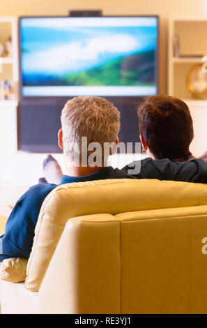 Coppia matura guardando la televisione insieme, UA Foto Stock
