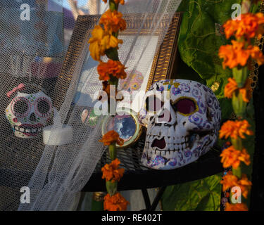 Un altare con zucchero colorato teschi / calaveras al Dia de los Muertos / Giorno dei Morti festival di Mesilla, Nuovo Messico, STATI UNITI D'AMERICA Foto Stock