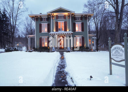 Maestoso Victorian Inn con nevicate invernali in Cooperstown è accogliente di notte, New York, Stati Uniti d'America Foto Stock