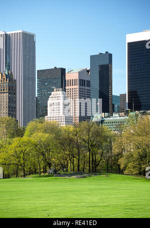 Primavera circonda la Sheep Meadow a Central Park con lo skyline di Manhattan in background, New York, USA, 1994 Foto Stock