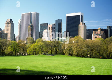 Primavera circonda la Sheep Meadow a Central Park con lo skyline di Manhattan in background, New York, USA, 1994 Foto Stock