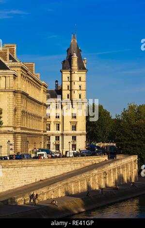 Quai des Orfevres, le rive della Senna, Ile de la Cite, Parigi, Francia, Europa Foto Stock