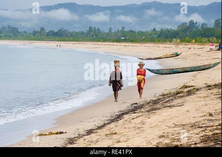 Le donne di ritorno da un viaggio di pesca, baia di Antongil, Maroantsetra, Madagascar, Africa Foto Stock