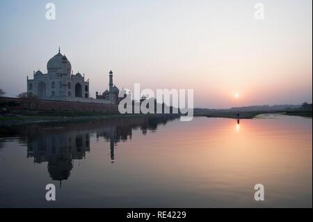 Taj Mahal riflettente nel fiume Yamuna al tramonto, Sito Patrimonio Mondiale dell'UNESCO, Agra, Uttar Pradesh, India, Asia Foto Stock