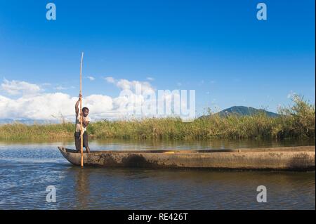 Uomo locale la navigazione nei canali della riserva Andrifotra, Maroantsetra, Madagascar, Africa Foto Stock