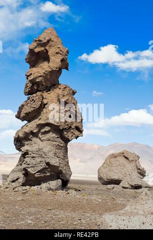 Monjes de la Pacana, "Monaci Pacana', colonne in pietra, los Flamencos riserva nazionale, il deserto di Atacama, regione di Antofagasta, Cile Foto Stock