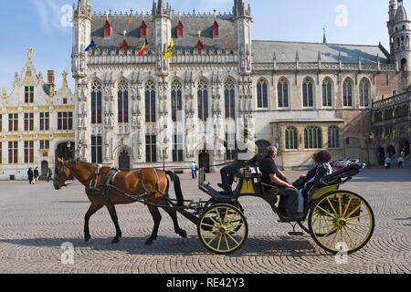 Castello e Municipio, allenatore di cavalli, il centro storico di Bruges, sito Patrimonio Mondiale dell'Unesco, Belgio, Europa Foto Stock