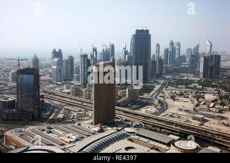 Vista del centro commerciale di Dubai di fronte lo skyline degli edifici su Sheikh Zayed Road, il centro cittadino di Dubai, Emirati Arabi Uniti Foto Stock