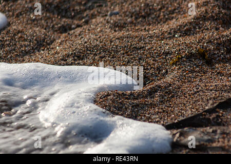 Oscillare sulle orme sabbiose di Porthleven Beach, Cornovaglia, Regno Unito Foto Stock