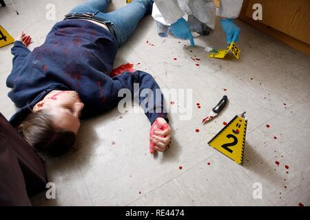 Protezione di prove forensi sulla scena del crimine dopo un reato capitale, omicidio, dal C.I.D., l'indagine penale Foto Stock