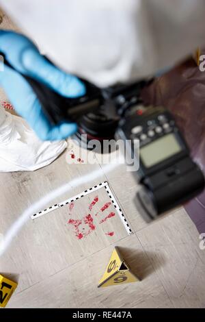 Fissaggio fotografico di prove forensi, dal funzionario del C.I.D., membri del Dipartimento di Investigazioni Criminali e raccolta di forensic Foto Stock
