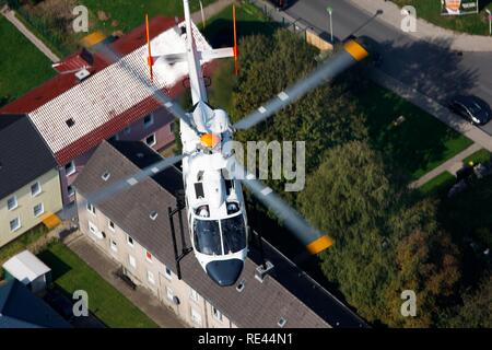 BK 117 elicottero della polizia del nord di polizia Rhine-Westphalian squadriglia durante una missione di volo, Renania settentrionale-Vestfalia Foto Stock