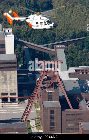 BK 117 elicottero della polizia del nord di polizia Rhine-Westphalian squadriglia durante una missione di volo, Zeche Zollverein miniera Foto Stock