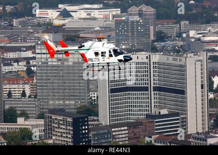 BK 117 elicottero della polizia del nord di polizia Rhine-Westphalian squadriglia durante una missione di volo, centro di Essen Foto Stock