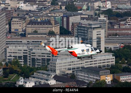 BK 117 elicottero della polizia del nord di polizia Rhine-Westphalian squadriglia durante una missione di volo, centro di Essen Foto Stock