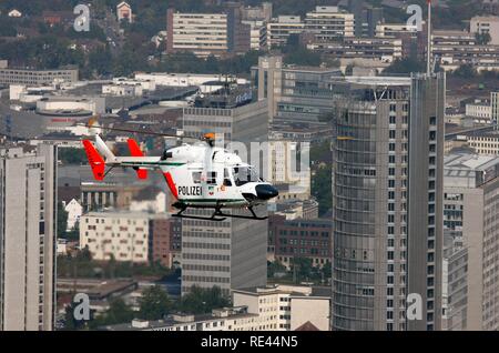 BK 117 elicottero della polizia del nord di polizia Rhine-Westphalian squadriglia durante una missione di volo, centro di Essen Foto Stock