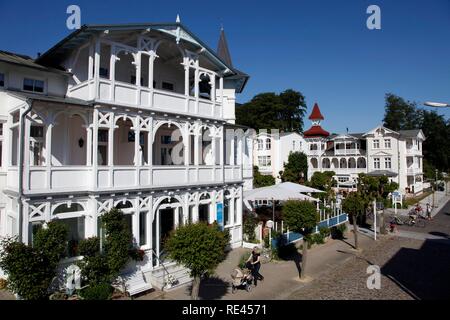 Wilhelmstrasse street a Sellin, hotel stile resort di case, strada dello shopping, boulevard, centro turistico, Ruegen isola Foto Stock