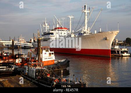 Nave museo, ex nave da carico Cap San Diego, Landungsbruecken pontili di St Pauli district, Amburgo Foto Stock