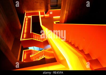 Illuminato rosso scalinata principale nel nuovo museo Ruhrmuseum, inaugurato nel mese di gennaio 2010, Capitale della Cultura anno, nell'ex del carbone Foto Stock