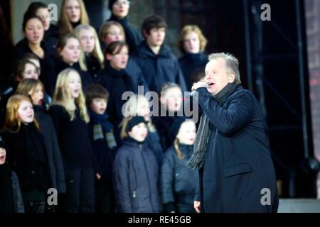 Il cantante Herbert Groenemeyer presentando il suo inno della Ruhr regione, "Komm zur Ruhr" "Vieni a della Ruhr, Prove abito Foto Stock