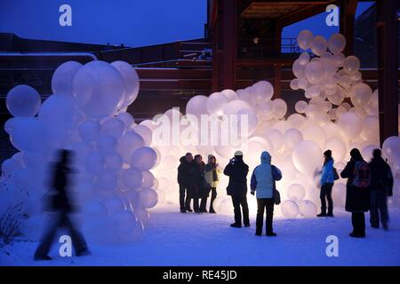 Installazione artistica dal Raumlaborberlin, soap opera, molte centinaia di palloncini illuminati in corrispondenza di un albero di miniera, GlueckAuf2010 culturale Foto Stock