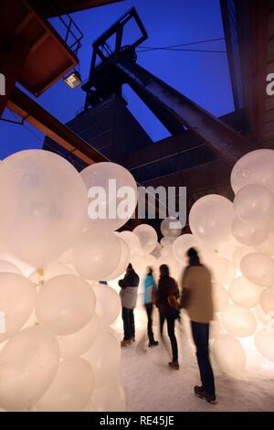 Installazione artistica dal Raumlaborberlin, soap opera, molte centinaia di palloncini illuminati in corrispondenza di un albero di miniera, GlueckAuf2010 culturale Foto Stock