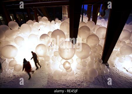 Installazione artistica dal Raumlaborberlin, soap opera, molte centinaia di palloncini illuminati in corrispondenza di un albero di miniera, GlueckAuf2010 culturale Foto Stock