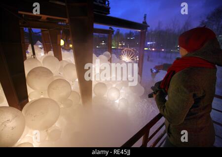 Installazione artistica dal Raumlaborberlin, soap opera, molte centinaia di palloncini illuminati in corrispondenza di un albero di miniera, GlueckAuf2010 culturale Foto Stock