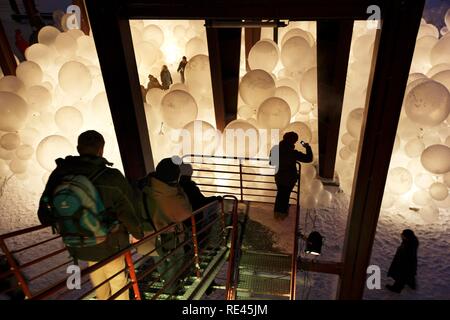 Installazione artistica dal Raumlaborberlin, soap opera, molte centinaia di palloncini illuminati in corrispondenza di un albero di miniera, GlueckAuf2010 culturale Foto Stock