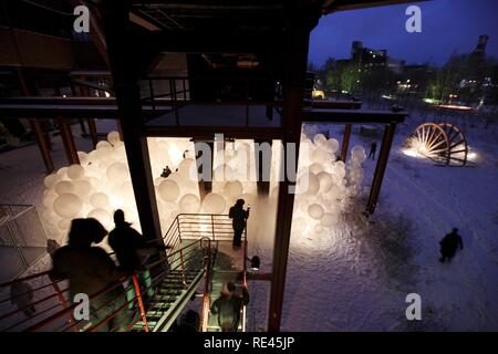 Installazione artistica dal Raumlaborberlin, soap opera, molte centinaia di palloncini illuminati in corrispondenza di un albero di miniera, GlueckAuf2010 culturale Foto Stock